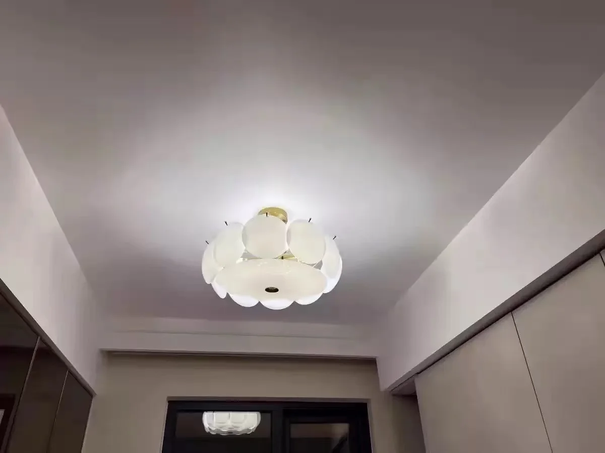American Retro Shell Shaped Glass Pendant Light Retro Milky White LED Pendant Light Bedroom Living Room Home Decoration Lighting