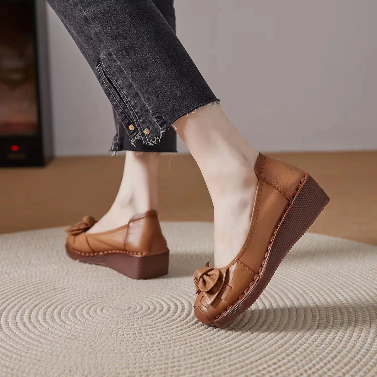 New Cowhide Slope Heel Women\'s Shoes Comfort Mother\'s Shoes Soft Sole Genuine Leather Shallow Mouth Women\'s Shoes