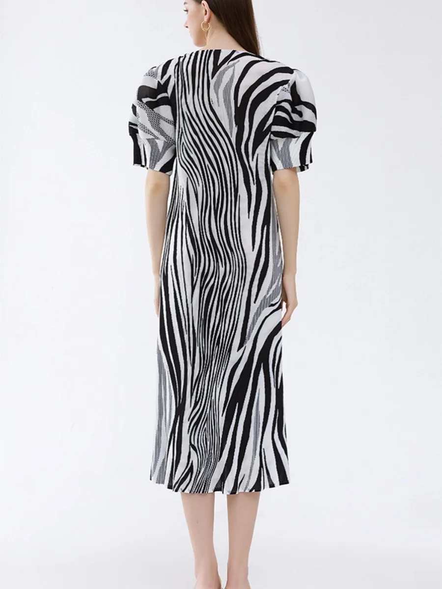 Nuova estate 2024 dolce giovane dall'aspetto ampio pieghettato lanterna a strisce zebrate Sve Dr coreano Sle rotondo Ne pezzo unico...