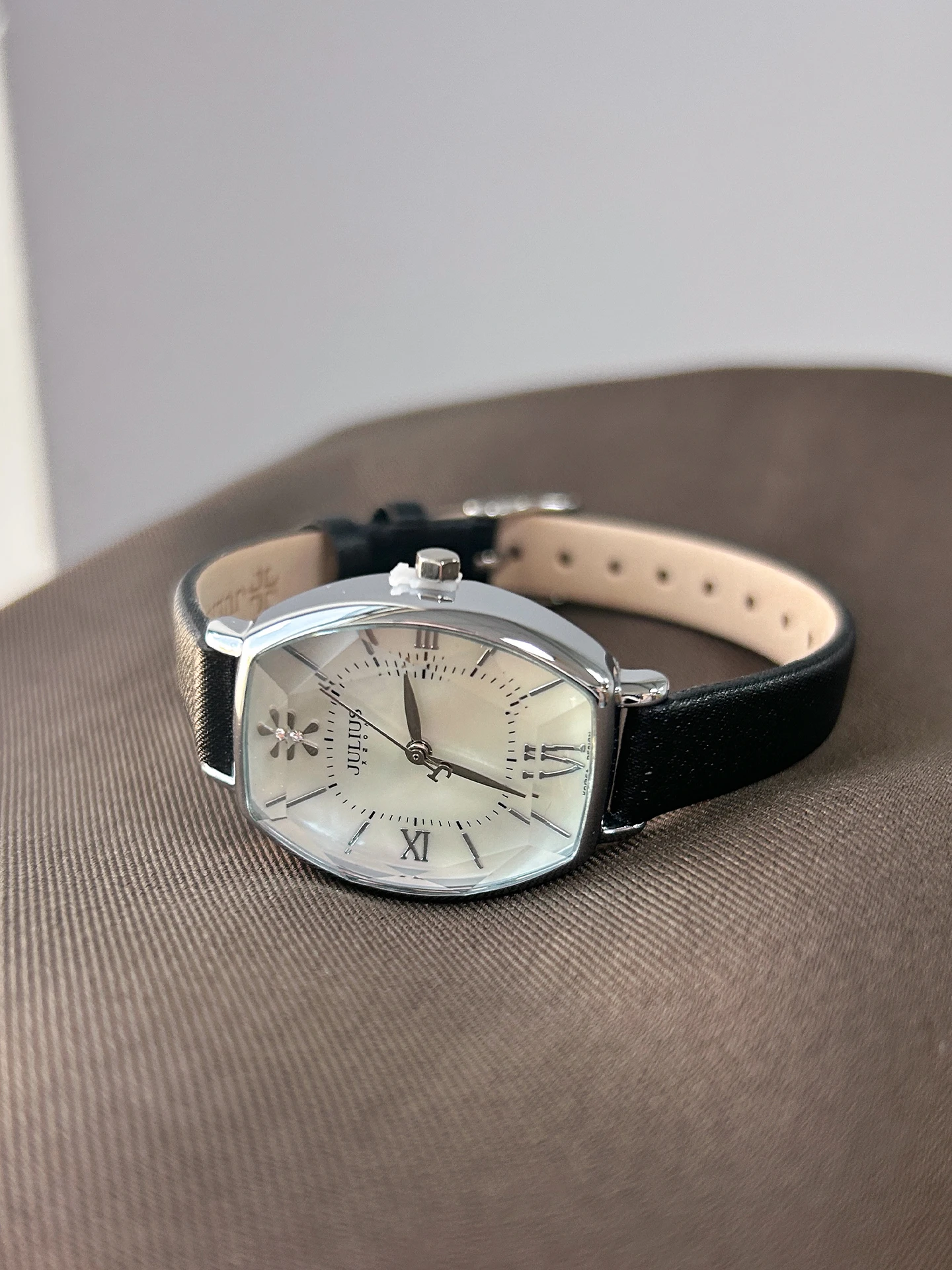 

Elegant women's watch, small and retro style, simple and elegant, suitable for students and those seeking understated luxury.