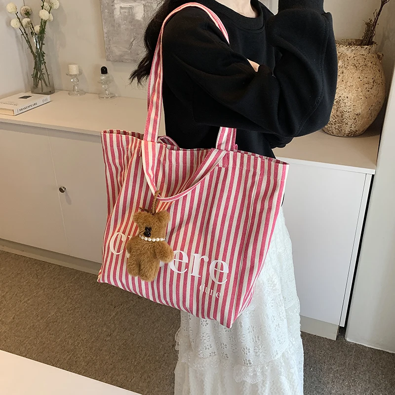 Large capacity striped tote bag, shoulder bag, canvas bag, casual trend, letter pattern, teddy bear doll decoration