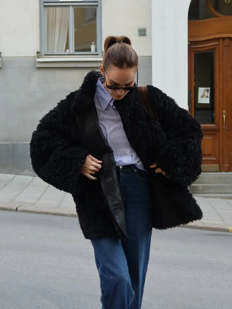 Abrigos de lana de cordero sintética rizados negros para mujer, chaquetas holgadas de manga larga con bolsillos y cremallera, abrigo cálido de calle alta para invierno 2025