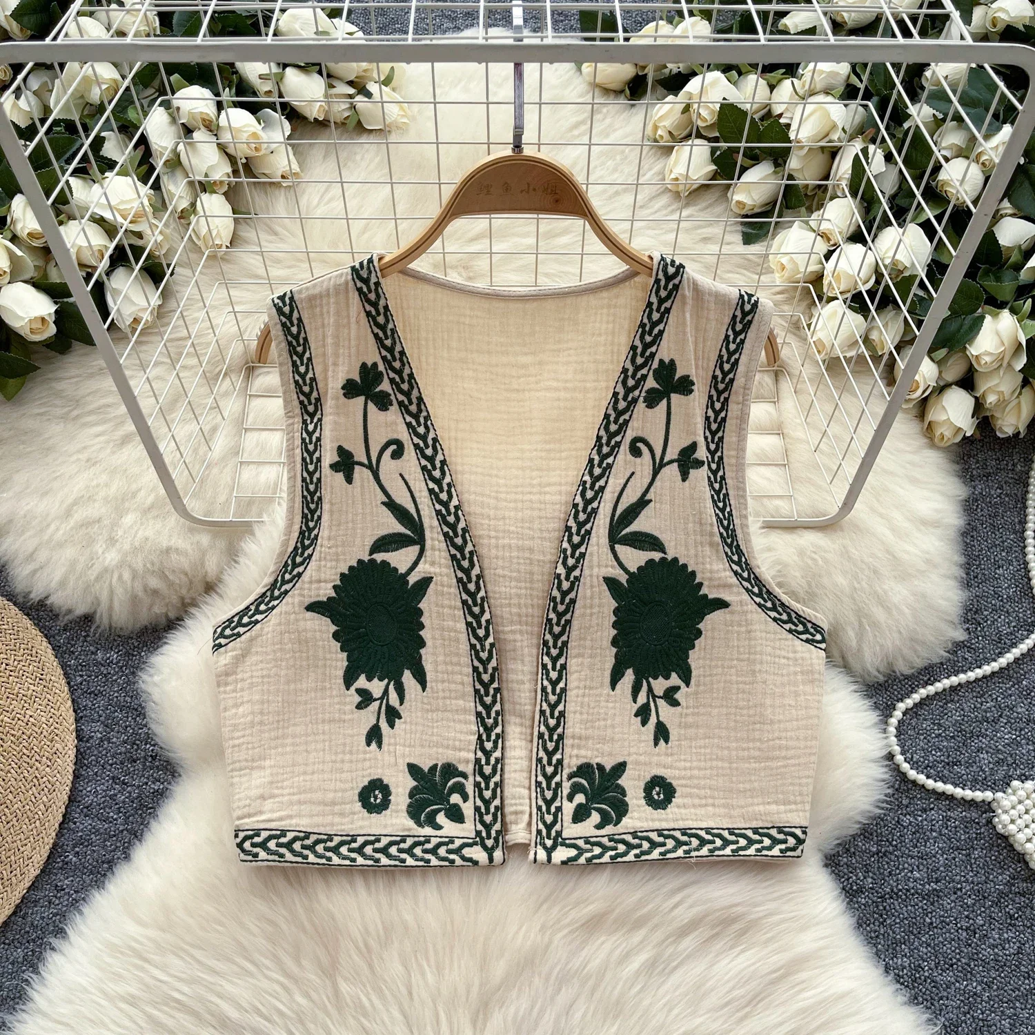 Chic Vintage Embroidery Sleeveless Tank Top Sweet Elegant Bohemian Fashion Shirt Women Crop Top