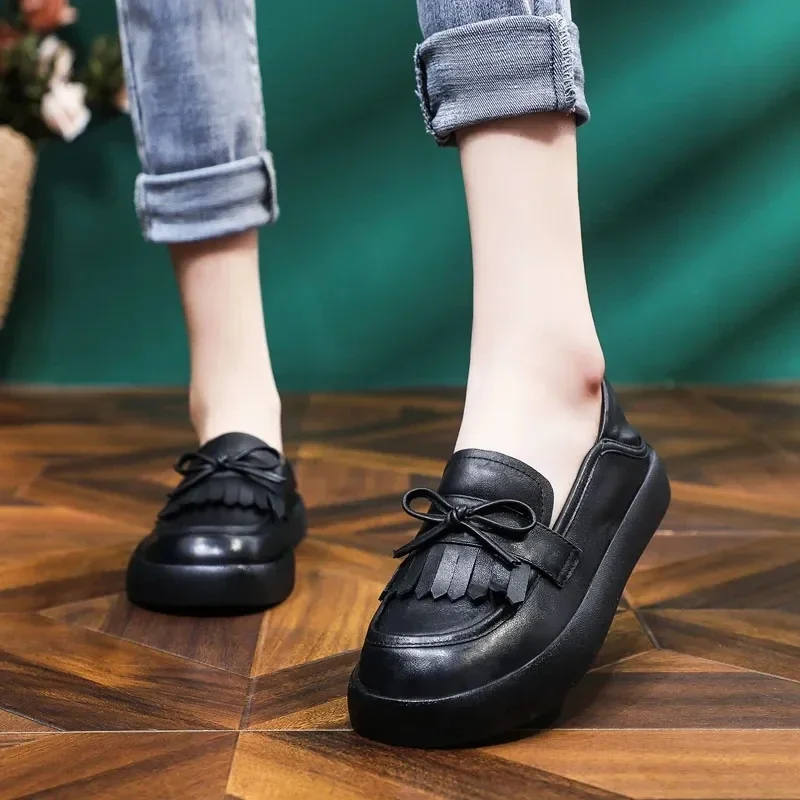 Mocasines Retro de cuero genuino hechos a mano para mujer, zapatos planos sin cordones, mocasines casuales de estilo universitario con borlas poco profundas, Primavera