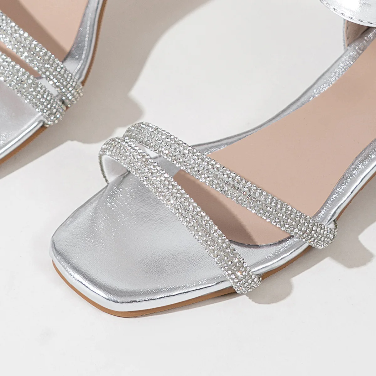 2026 Sommer Neue Kindersandalen Modische Mädchen-Hochhackige Sandalen mit Silber-Pailletten Offene Zehen Prinzessinnen-Sandalen – Detail 18