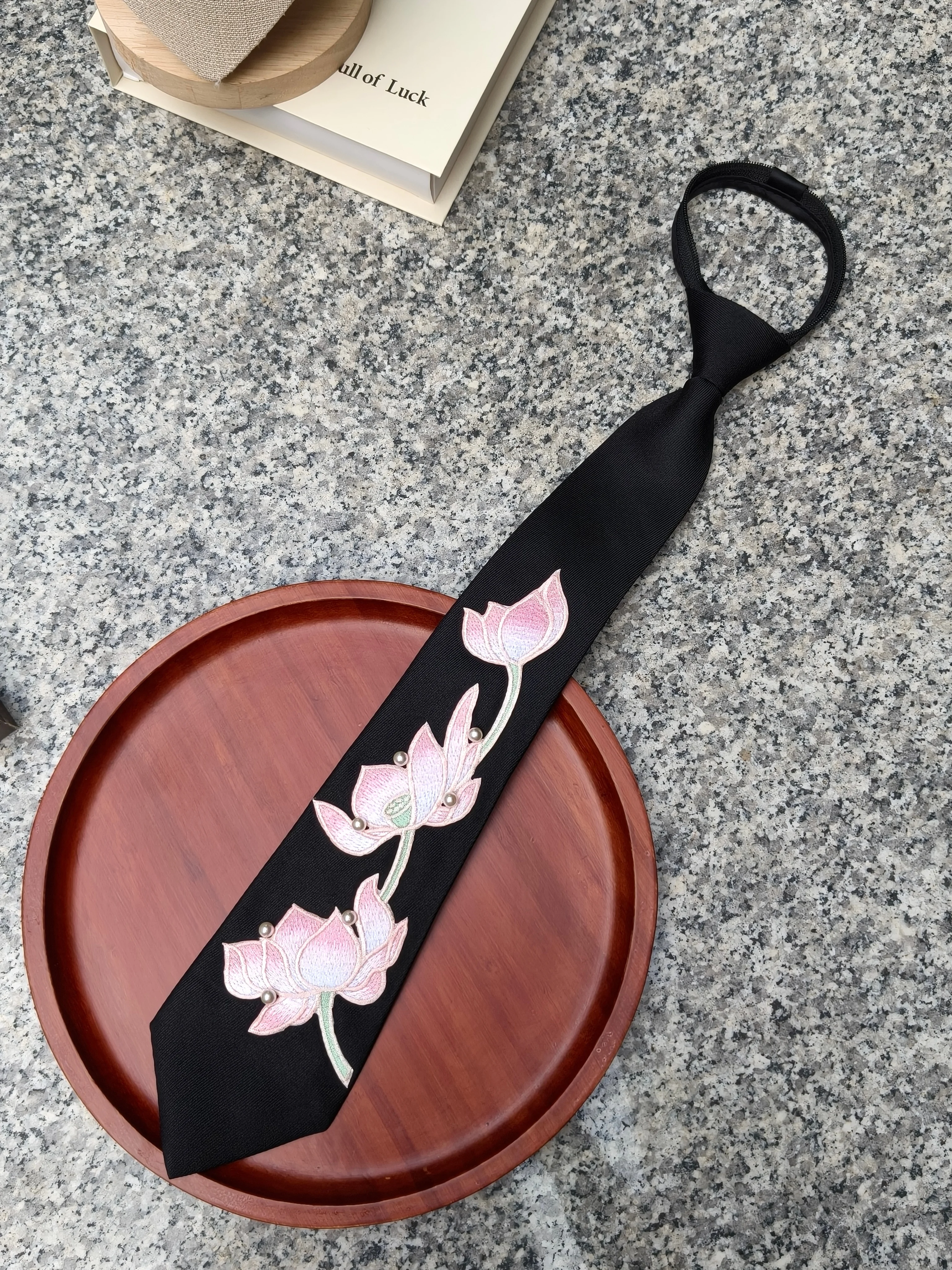 

Light Luxury Pearl Lotus Embroidery Fake Tie, No-Knot Zipper Style, New Chinese-Style Suit and Hanfu Accessory