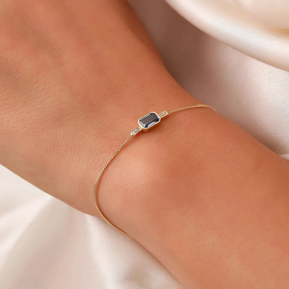 

Simple Chic 925 Silver Emerald Cut Blue Sapphire Thin Chain Bracelet Unisex Aquamarine Moissanite Cuff Bangle Permanent Jewelry