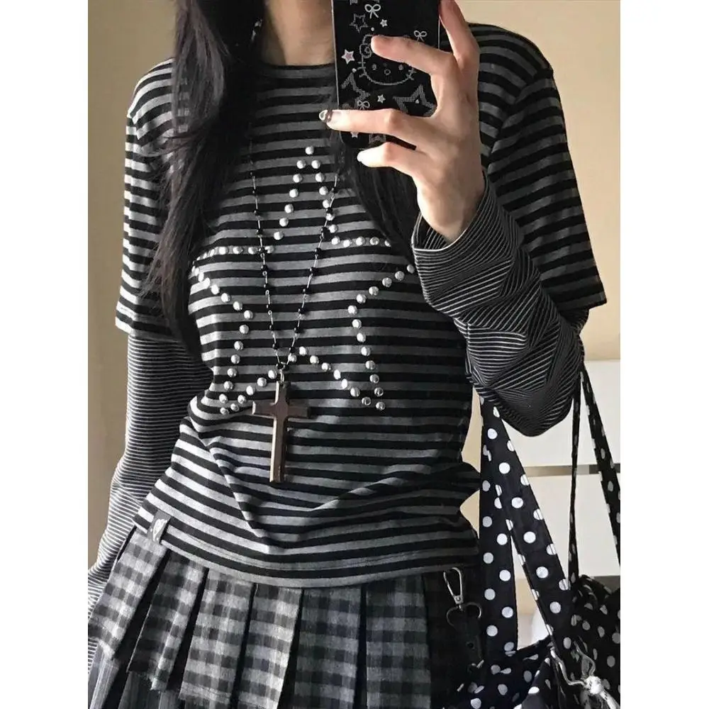 Dark punk style striped contrast long-sleeved T-shirt female five-pointed star rhinestone printed long-sleeved shirt.