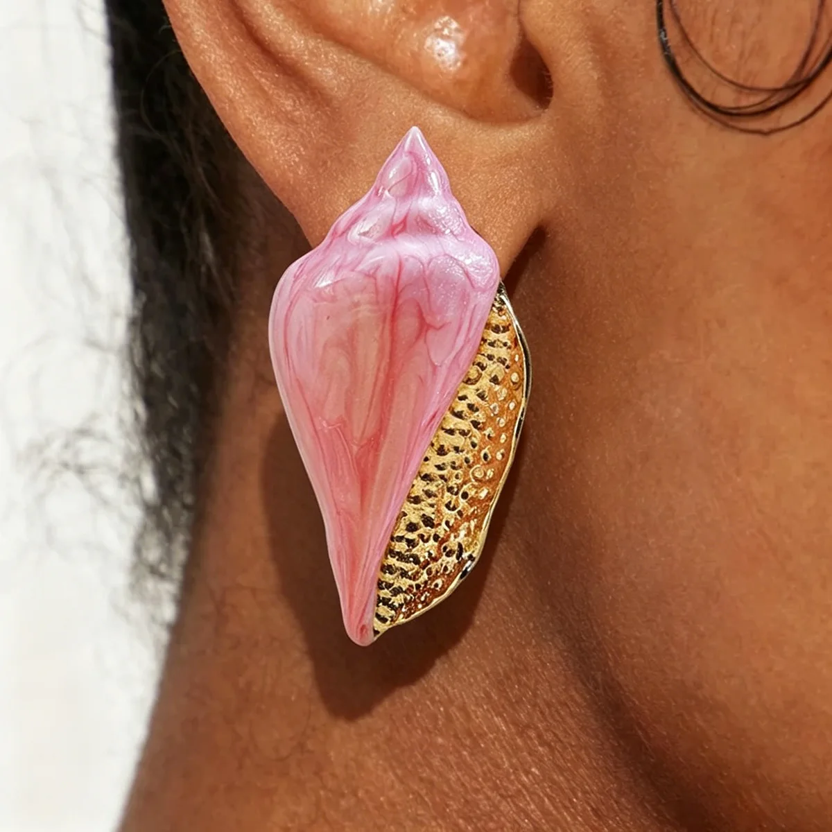 Marble Pink Conch Shell Earrings Gold Textured Ocean Wave Studs Vintage Beach Vacation Statement Ear Jewelry