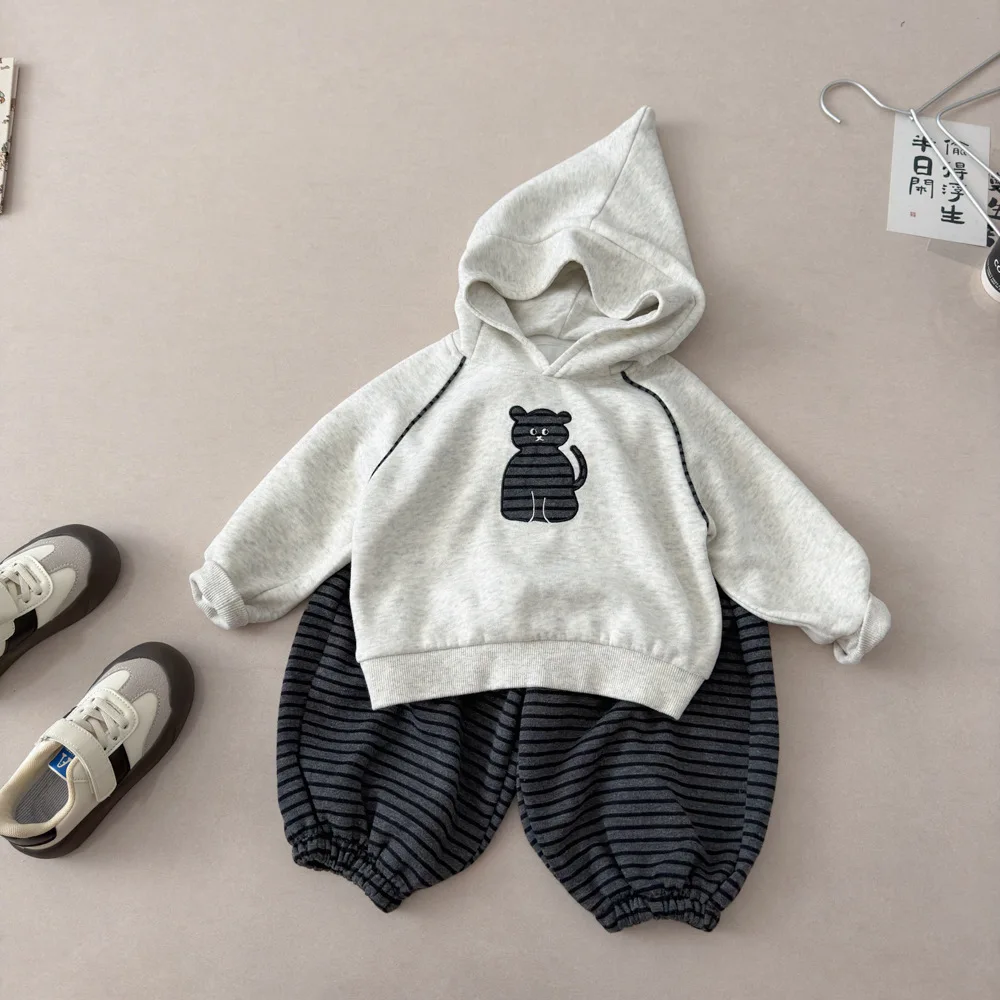 2026 Herbst Kinderbekleidungssets Baby Jungen Mädchen Cartoon-Stickerei Kapuzenpullover+Gestreifte Hose 2-teiliger Anzug Kinder-Trainingsanzug – Detail 1