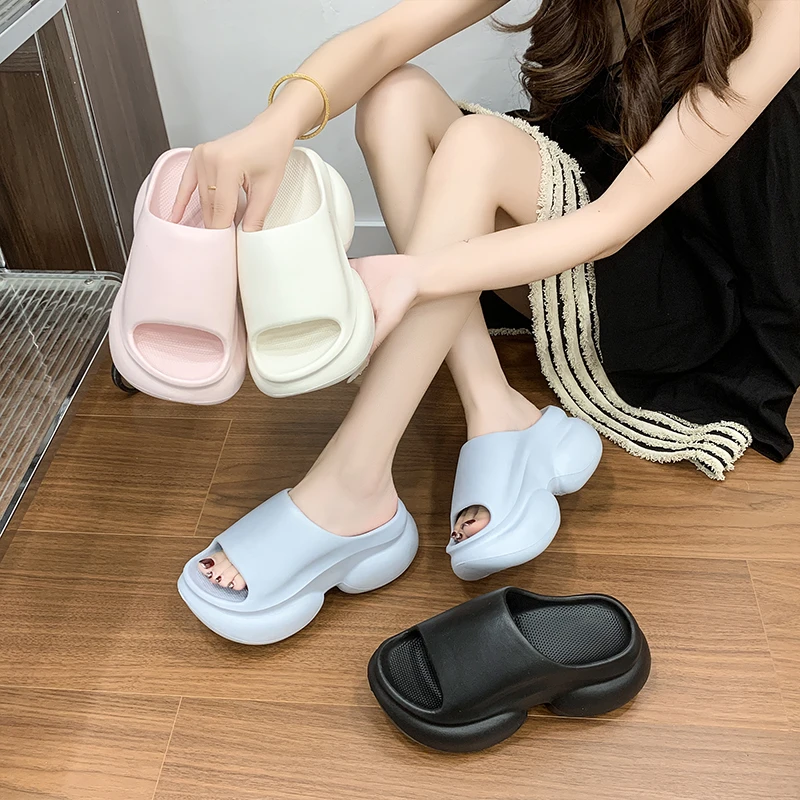 Summer New Style Women's Height-Increasing Thick-Soled Integrated Sandals for Outdoor Wear, Lightweight Non-Slip Beach Slippers