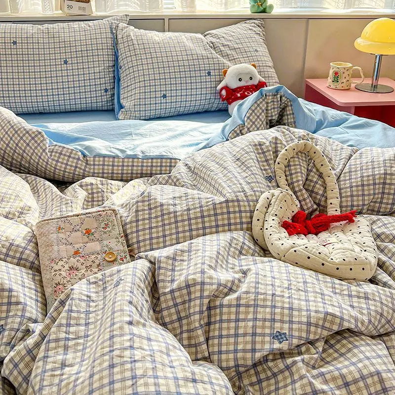 

Новый комплект постельного белья 2026: модный, для девочек и мальчиков, двуспальный, с плоской простыней, наволочкой, без наполнителя, в клетку, мягкий комплект для кровати