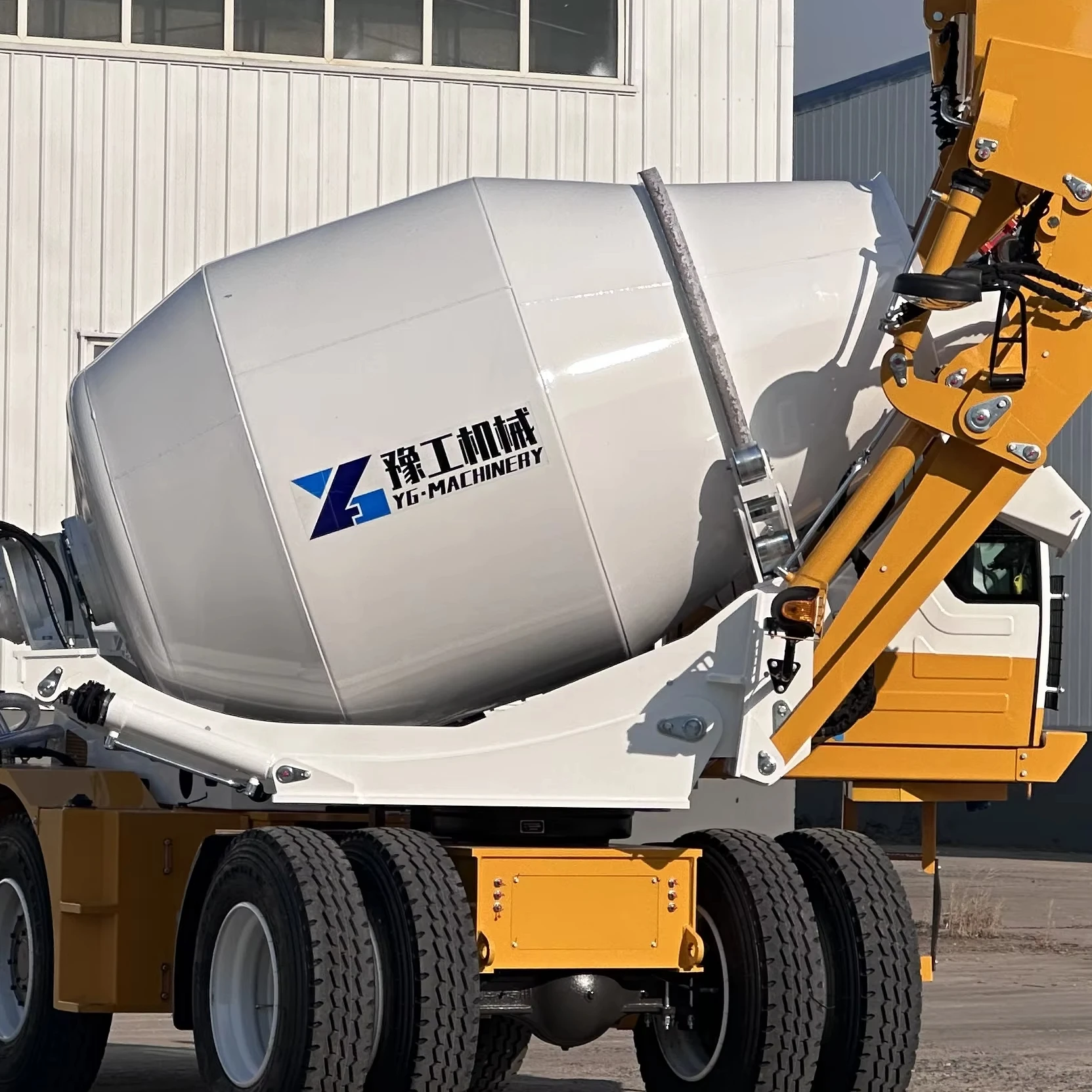 Easy Maintenance Self Loading Concrete Mixer Truck for Engineering Machine Fleets
