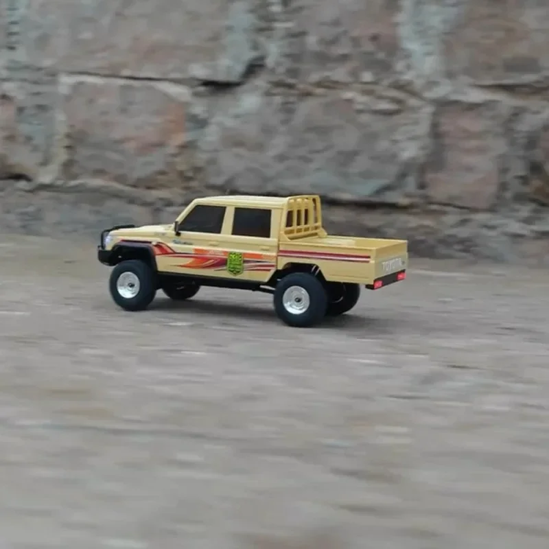 

UCX1801 1:18 Toyota Land Cruiser LC79 RC Crawler, внедорожный грузовик 4WD со светодиодной подсветкой, матовая мощность 2,4 ГГц, вездеходное скалолазание