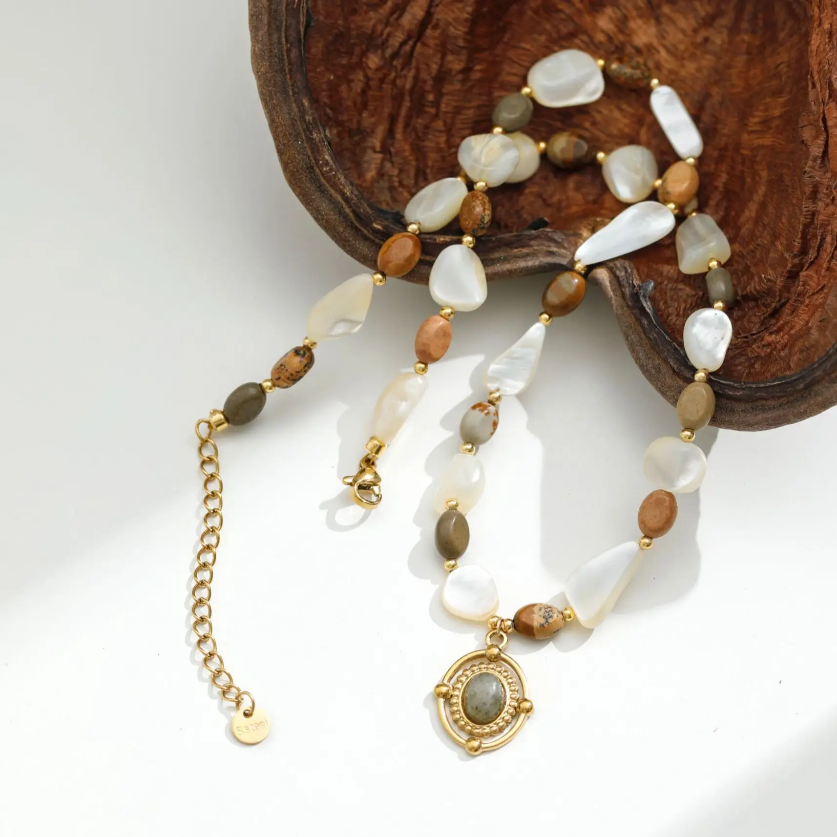 Titanium steel natural stone necklace, strand of shell shadow, French retro beaded temperament, high-end design, niche women's v