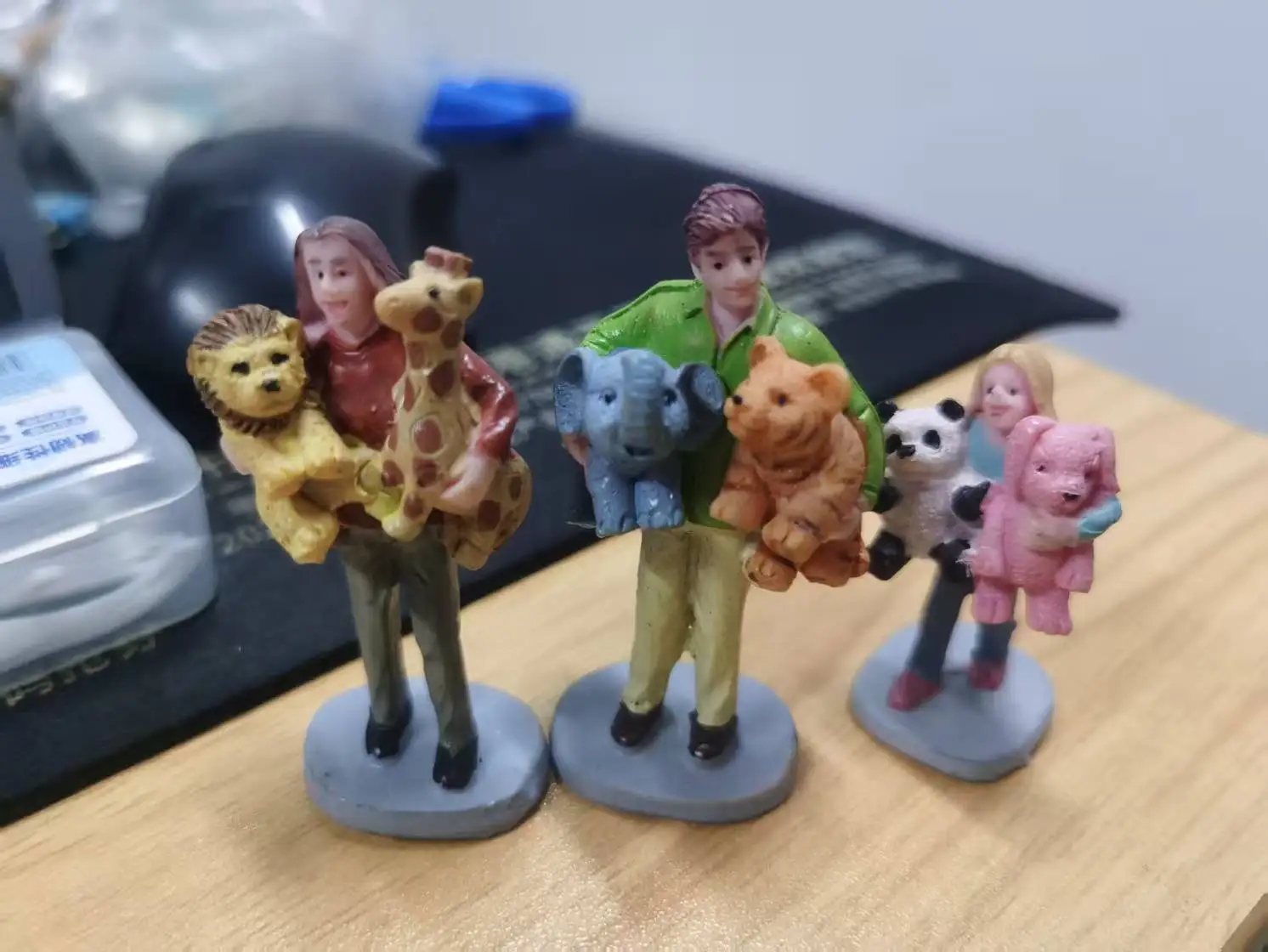 Resin figure mental psychological sand table game box court therapy hold  animal 3pc/set
