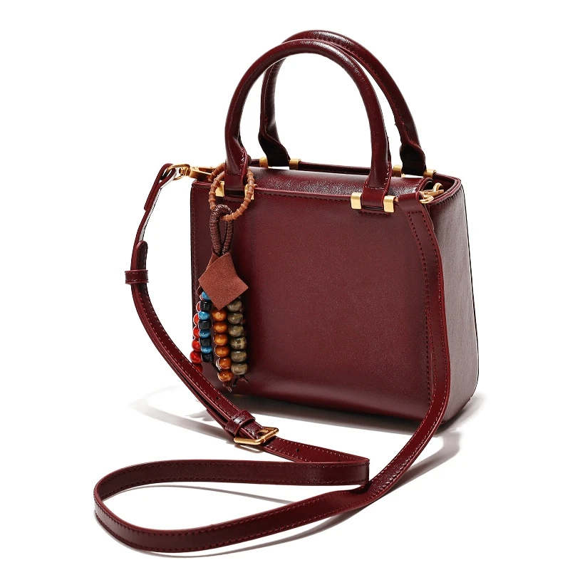 

Осенняя винтажная однотонная маленькая квадратная сумка из искусственной кожи, новинка 2025 года, повседневная универсальная сумка с магнитной пряжкой, дизайн с подвеской из бисера