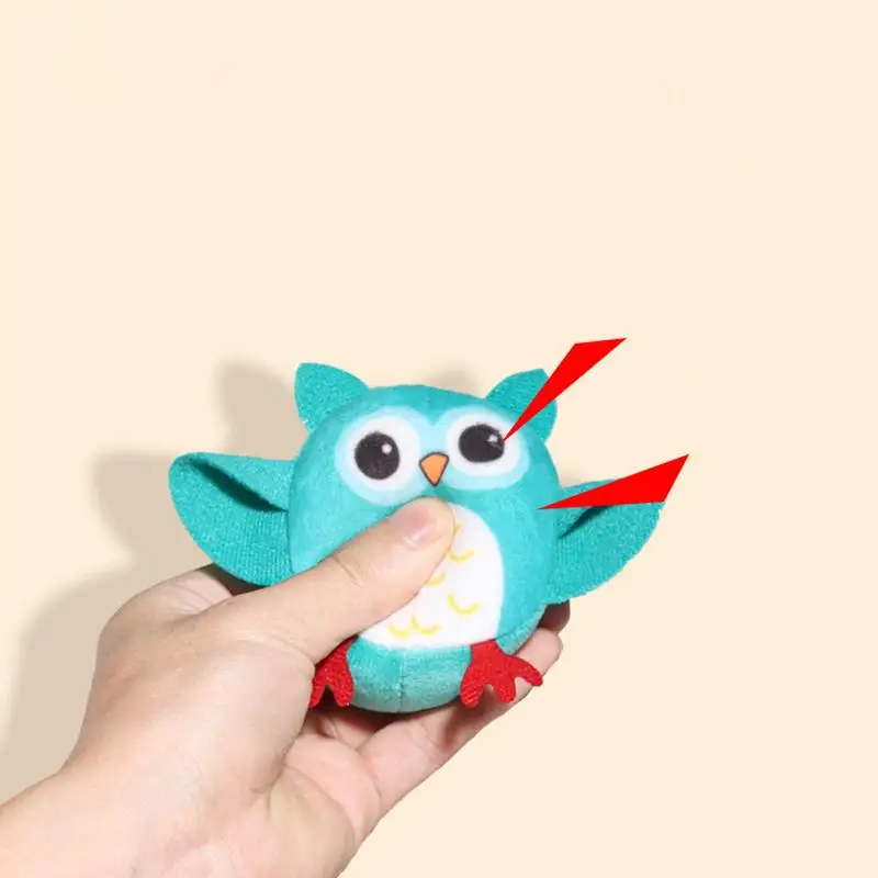 Zabawki dla niemowląt do fotelika samochodowego, zabawki do wózka z wbudowanym dzwoneczkiem, kolorowe sensoryczne pluszowe ozdoby do wózka do kosza nocnego i pokoju dziecięcego.