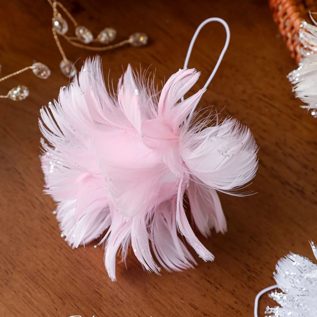 ผงขนนกสีชมพูขาวแบบใหม่ ลูกบอลโฟมคริสต์มาสแบบเหนียว ของตกแต่งต้นคริสต์มาส อุปกรณ์ตกแต่งคริสต์มาส