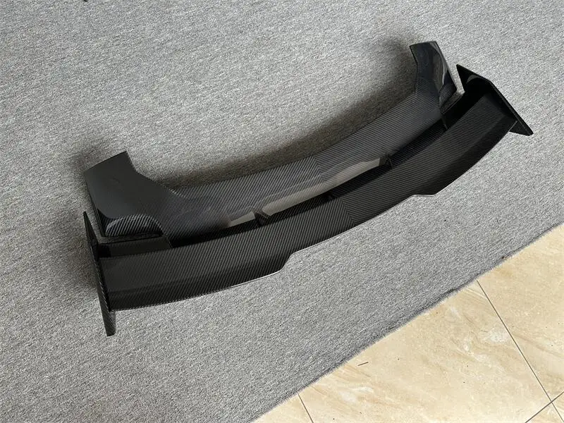 

For URUS S Prepreg Carbon Fiber Rear Trunk Spoiler for URUS S 2024UEUS S MStyle Carbon Fiber Roof Wing