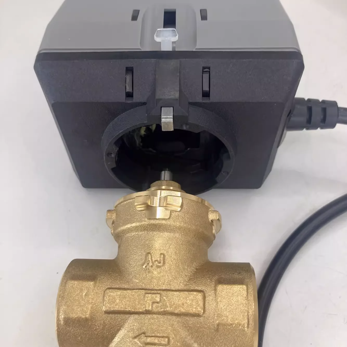 New for Honeywell VC6013/VN6013/VC4013 solenoid valve VN4013 electric fan coil two-way three-way water valve