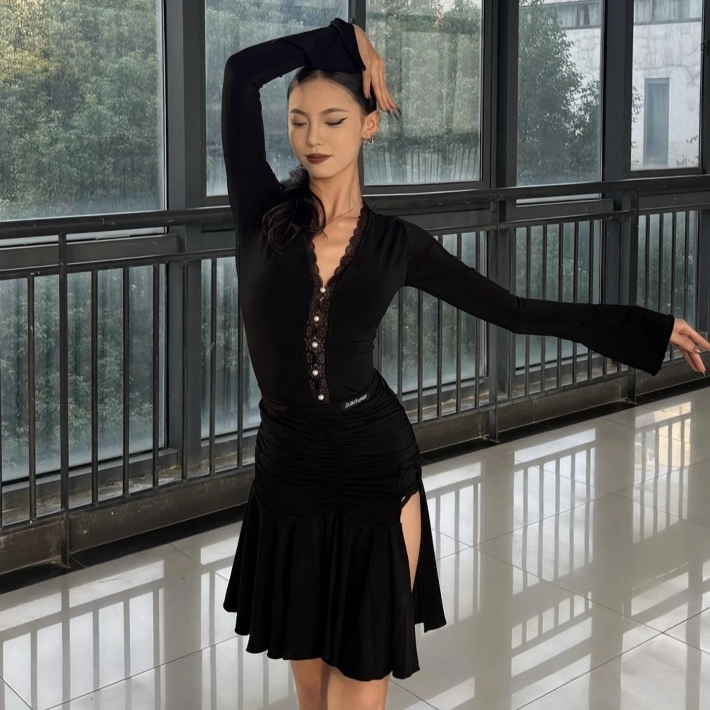 

Одежда для латинских танцев, черные кружевные топы с V-образным вырезом и длинными рукавами, юбка с разрезом, женская одежда для занятий танцами ча-ча, румба, танго, DNV25650