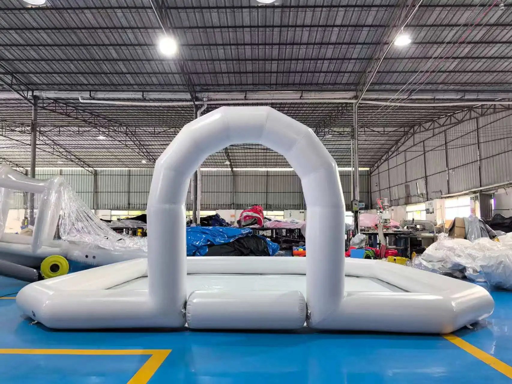 Pista gonfiabile per auto con paraurti di vendita calda per l'uso della sede dei bambini Pista da corsa gonfiabile perimetrale Box per bambini