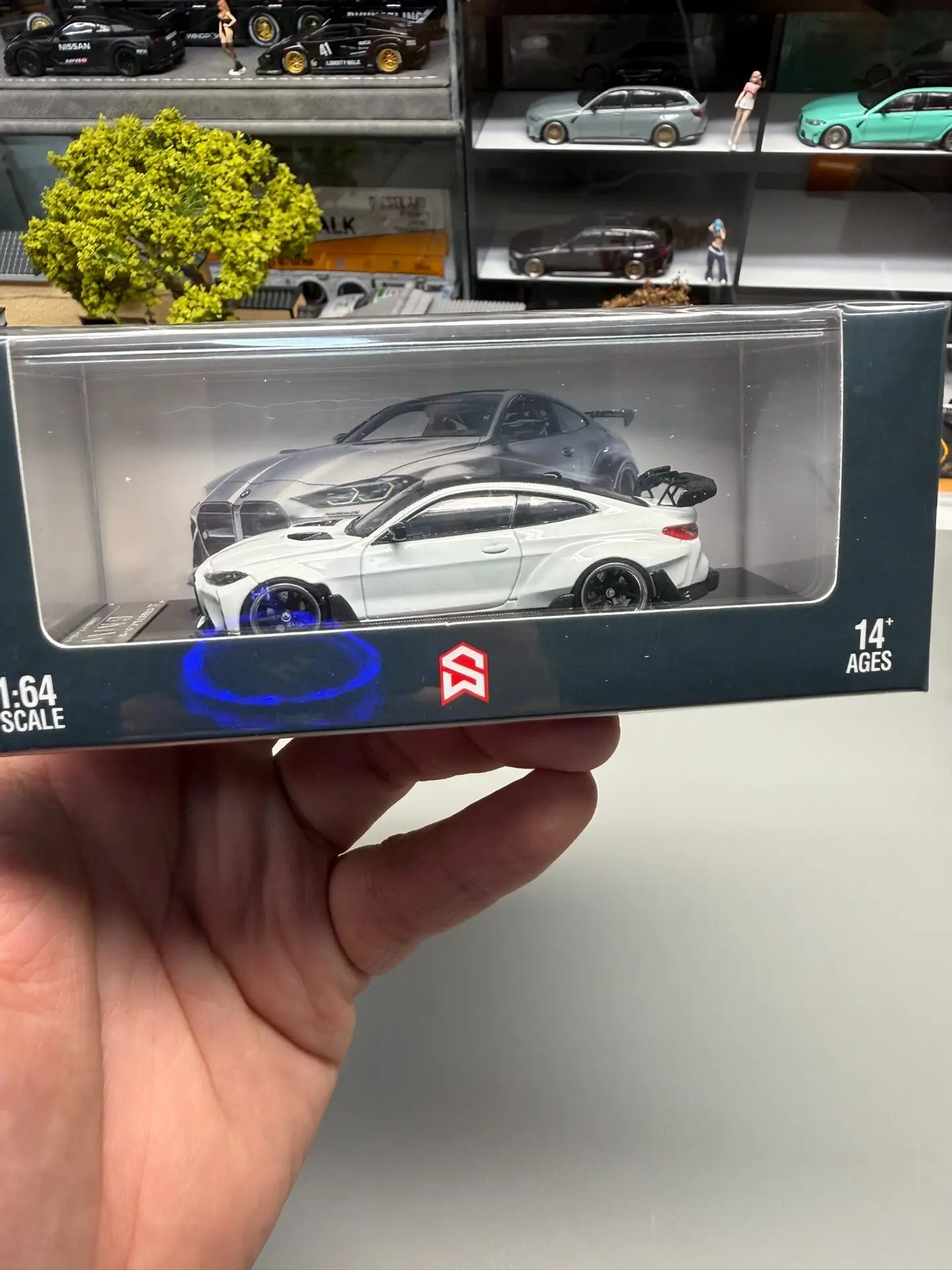 Modèle de voiture en alliage blanc BMW M4 G82 Widebody Modified Edition à l'échelle 1:64 Diecast SW
