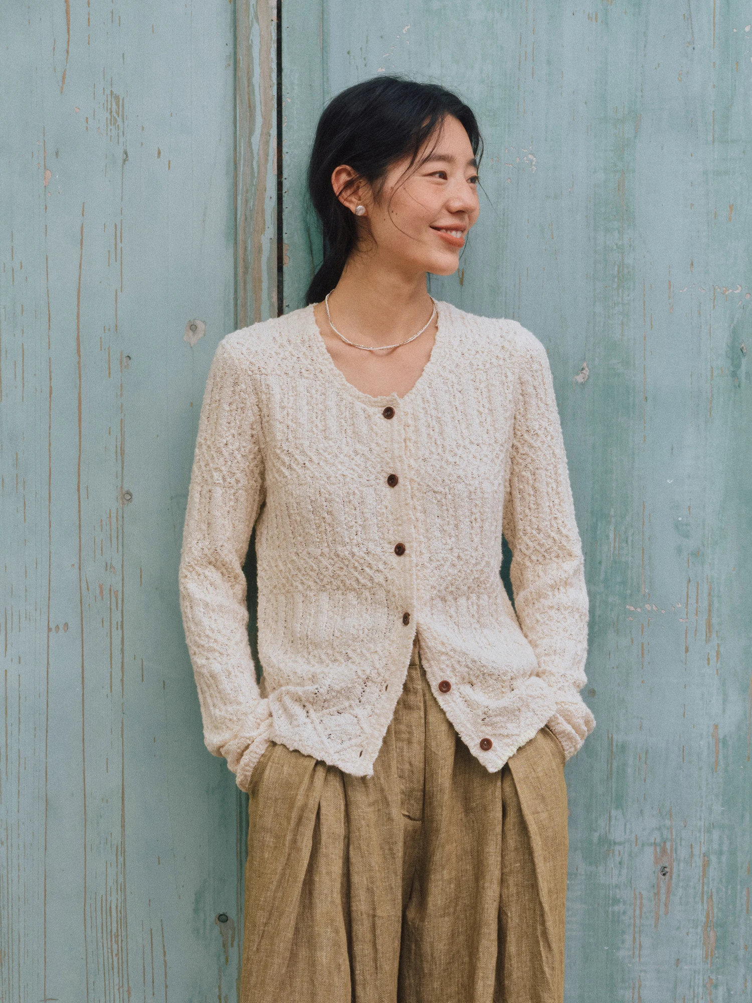 

Кардиган Clean Sense молочно-белый вязаный с рельефным узором, дышащий, из мягкого хлопка, с длинными рукавами, V-образным вырезом, на пуговицах, повседневный стиль