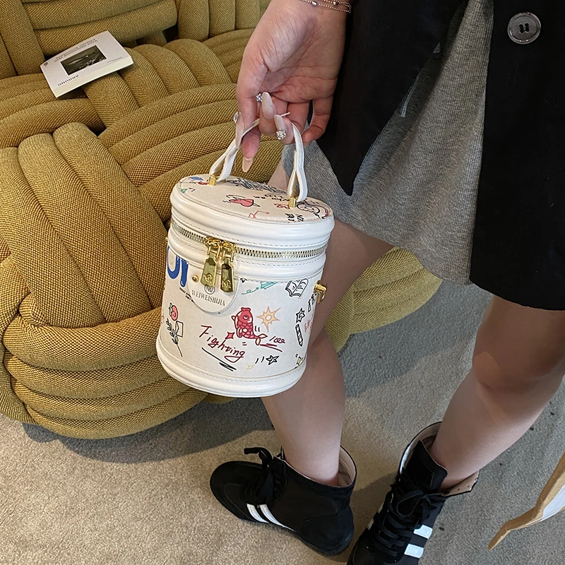 

Стильная женская большая сумка - просторные кожаные сумки с застежкой сверху и усиленными удобными ручками