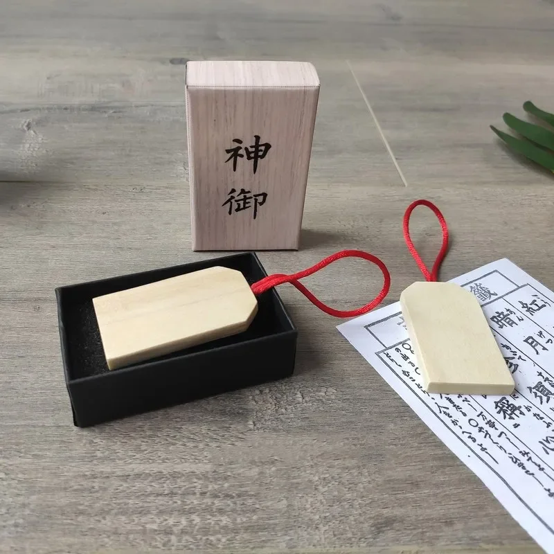 

Omamori by Hanson Chien Close Up Magic Trick Mentalism Magia Magie Magica Magicians Prop Accessory Illusion Gimmick Tutorial