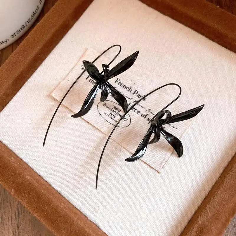 Black Metal Flower Threader Earrings for Women Minimalist Abstract Lily Shape Jewelry for Anniversary Gift for Her