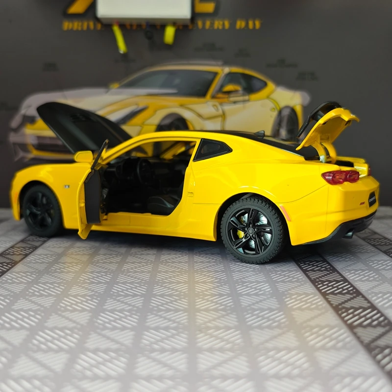 

1:24 Simulated Chevrolet Camaro alloy supercar model,has simulated sound and lighting functions doors can be opened