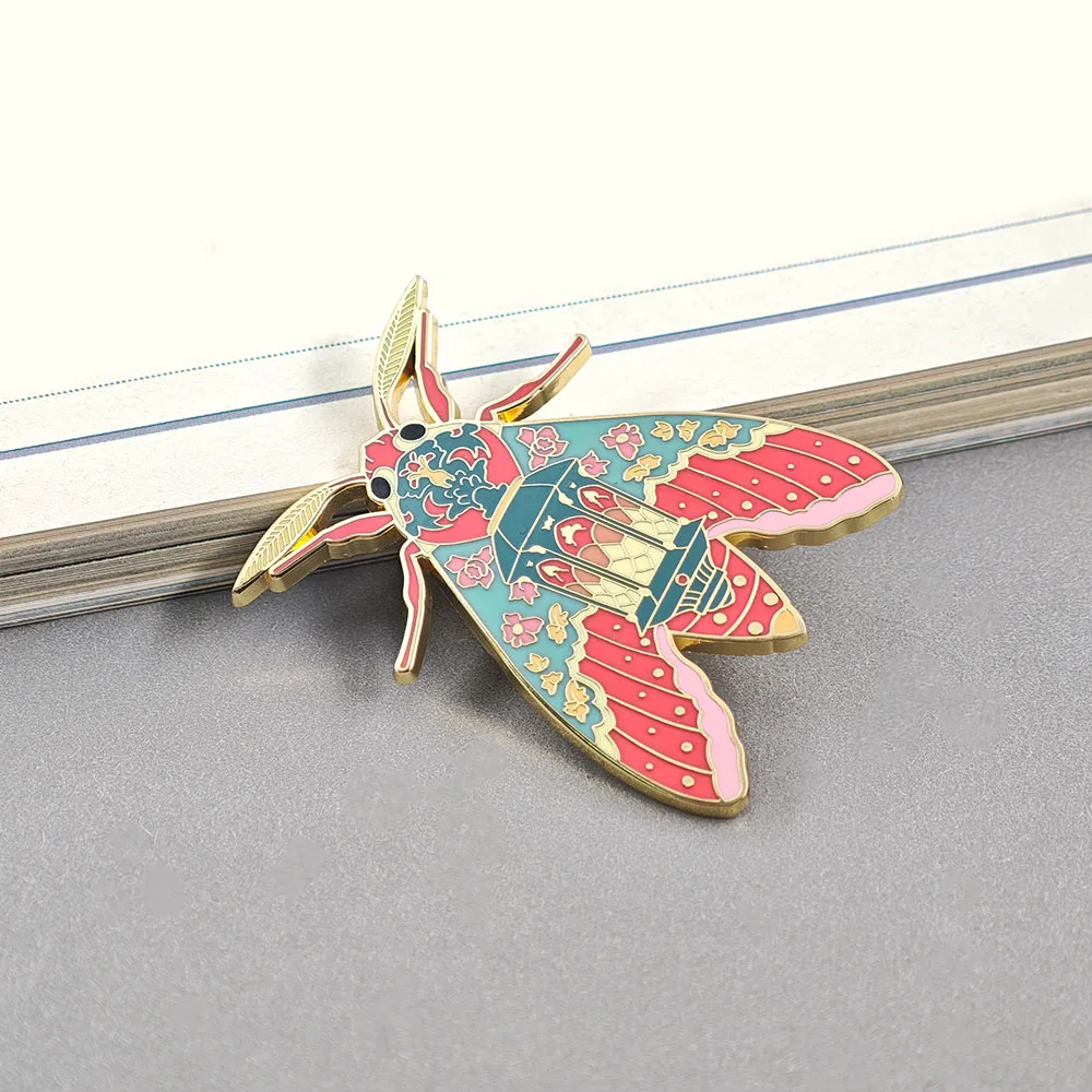 Gotische Motten-Emaille-Anstecknadel, Vintage-Laternenfliegen-Brosche, Hexerei-Magie-Insekten-Abzeichen, Retro-Cottagecore-Reversnadeln, Schmuck-Fangeschenk – Detail 7