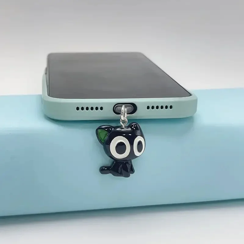 Penutup Pelindung Port Pengisian Daya Ponsel dengan Desain Kucing Bermata Besar yang Lucu untuk Konektor IPhone/Type-C/Android