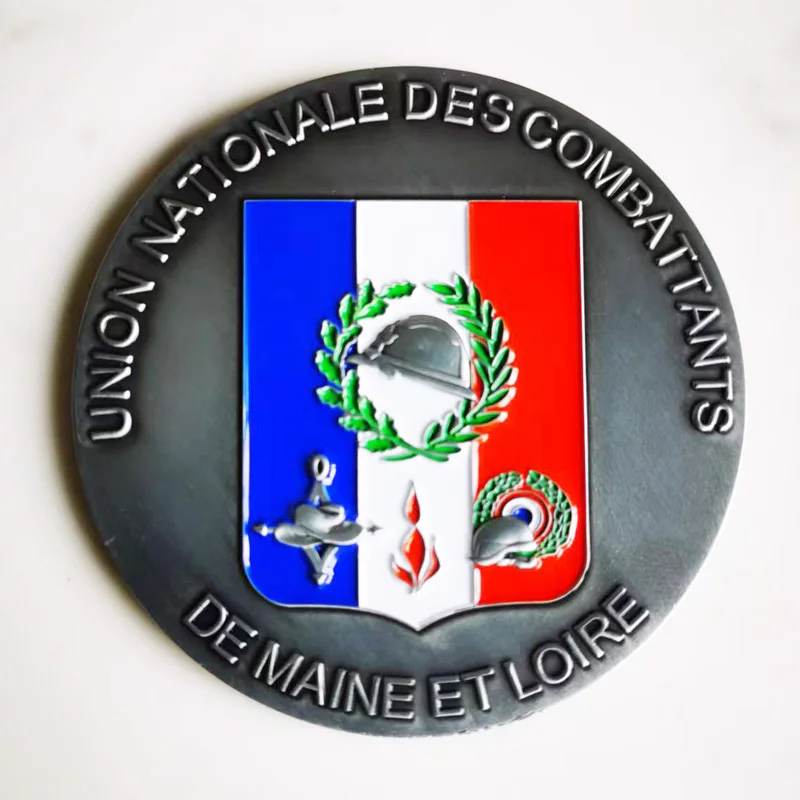 Abzeichen der Union Nationale des Combattants de Maine et Loire. Es enthält die Erdenkung der Kampfstoffe.