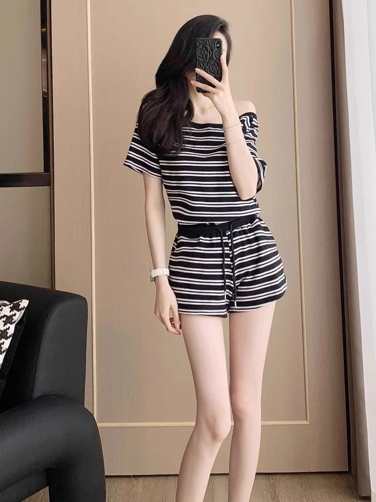 Süßes, jugendliches, gestreiftes zweiteiliges Set für Damen, Sommer-Off-Shoulder-Top mit Shorts, elegante, schlichte Modekleidung