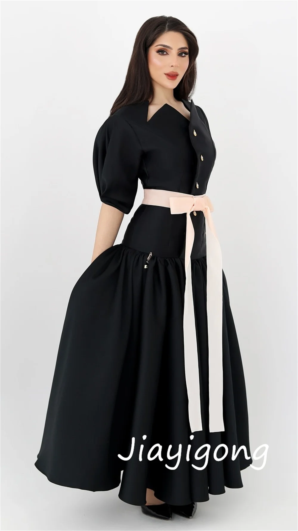 Vestidos midi con cuello en V y pliegues con botones de Jersey a la moda personalizados Ocasión a medida Estilo moderno Brillo