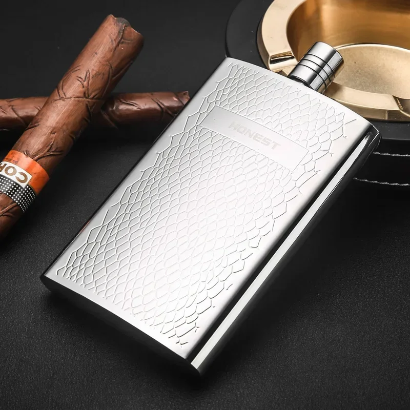 

Boutique 5.5oz Hip Flask，Fashion Metal Alcohol Flask with Exquisite Texture Whisky Bottle Vodka Liquor Bottle Suitable As Gift