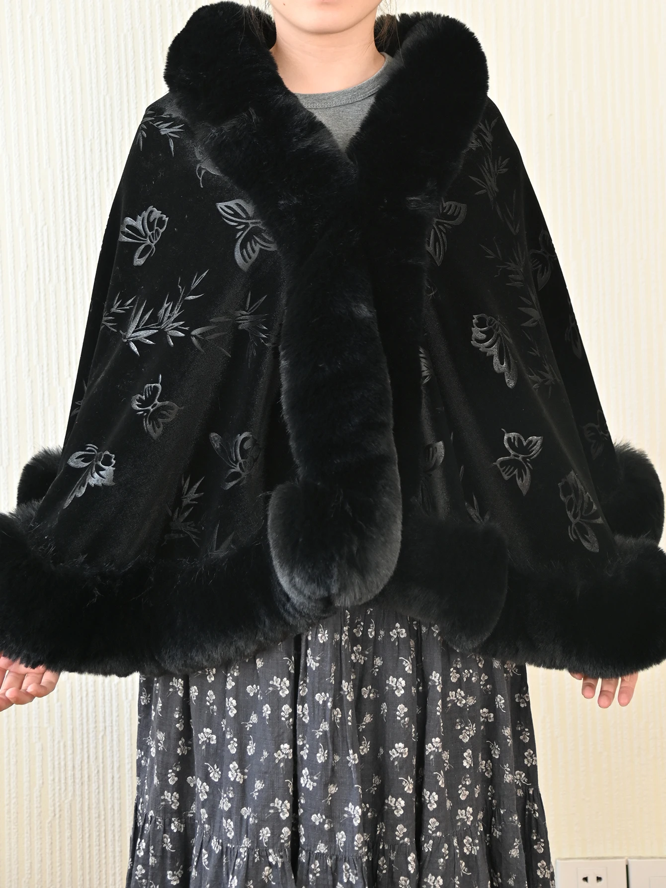 Solid Color Faux fur Collar Shawl Cape Manteau Femme Hiver Poncho Velvet Embossing with Bamboo Leaves and Butterfly Patterns