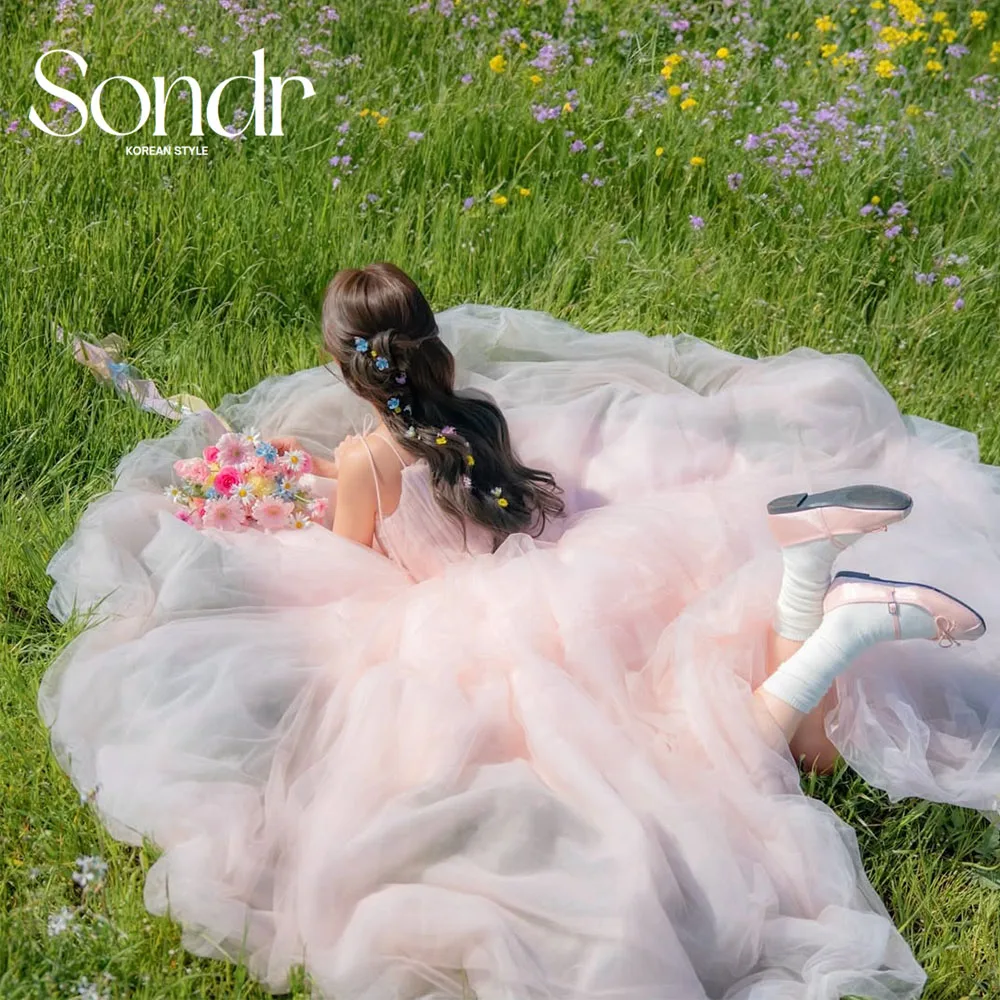 ชุดแต่งงานสีชมพูอ่อนแบบผ้าทูลล์นุ่มสไตล์เกาหลี ยี่ห้อ Sondr สำหรับถ่ายภาพ พร้อมระบายจีบ สายเดี่ยว สำหรับงานปาร์ตี้ งานราตรี งานพรอม