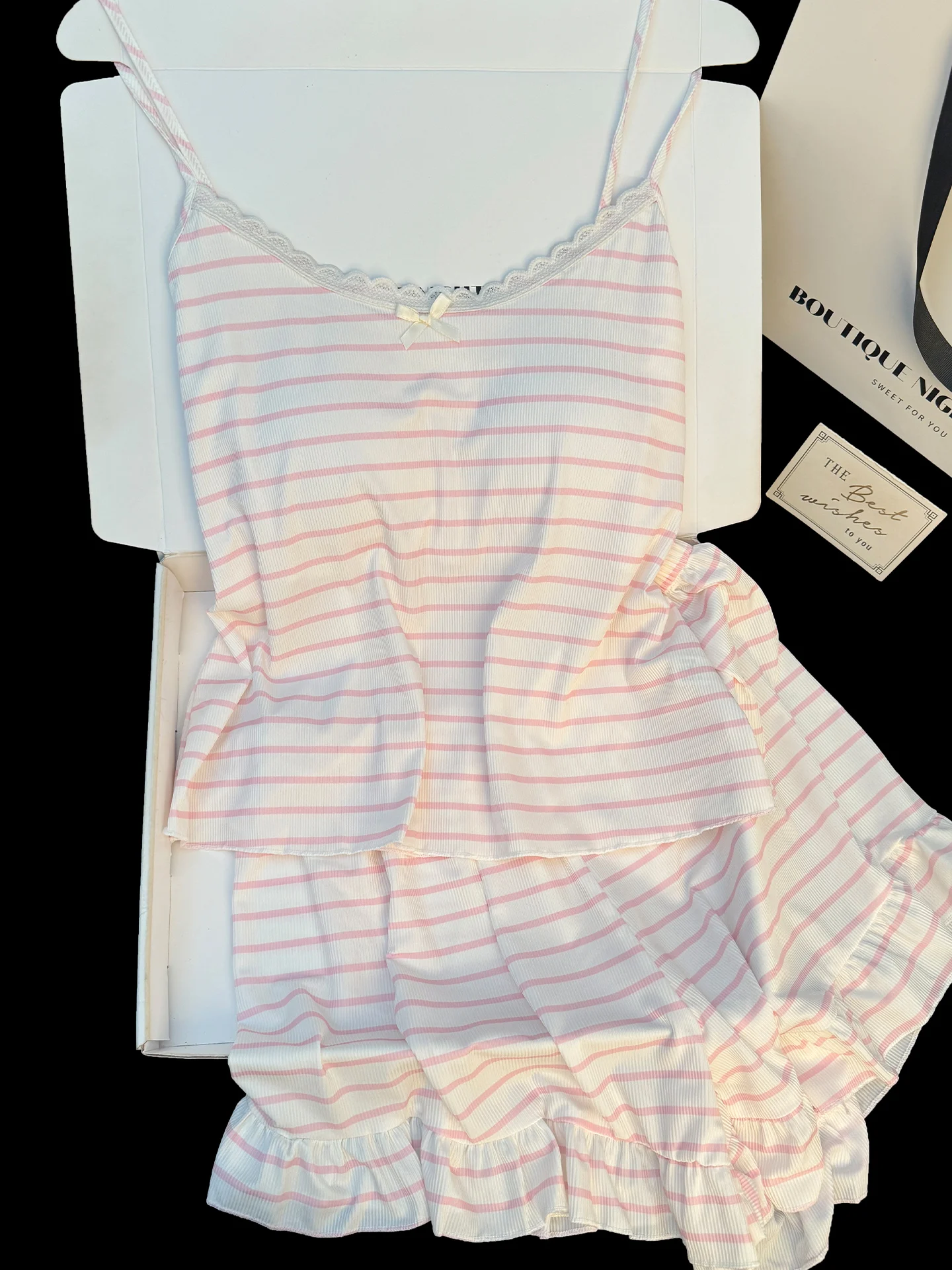 ピンクのストライプ柄アイスシルク寝間着女性の夏用ストラップホーム服快適なショートパンツ-v-ネックソフトポリエステル繊維
