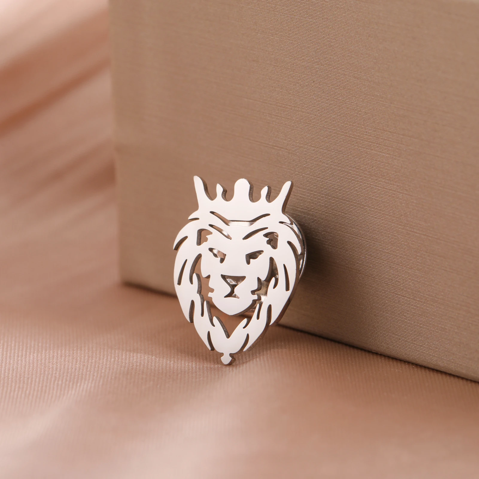 Skyrim Krone Löwe Pin Brosche für Männer Frauen Edelstahl Punk Tier Anzug Kragen Abzeichen Hochzeit Schmuck Geschenk Großhandel – Detail 7