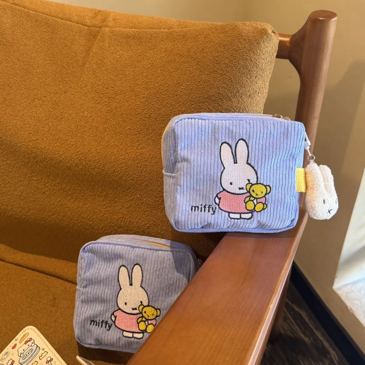 Kawaii Miffy Cord-Kosmetiktasche Niedliche Kamera-Aufbewahrungstasche Kreative Tragbare Große Kapazität Reißverschluss-Geldbörse Außentasche – Detail 2