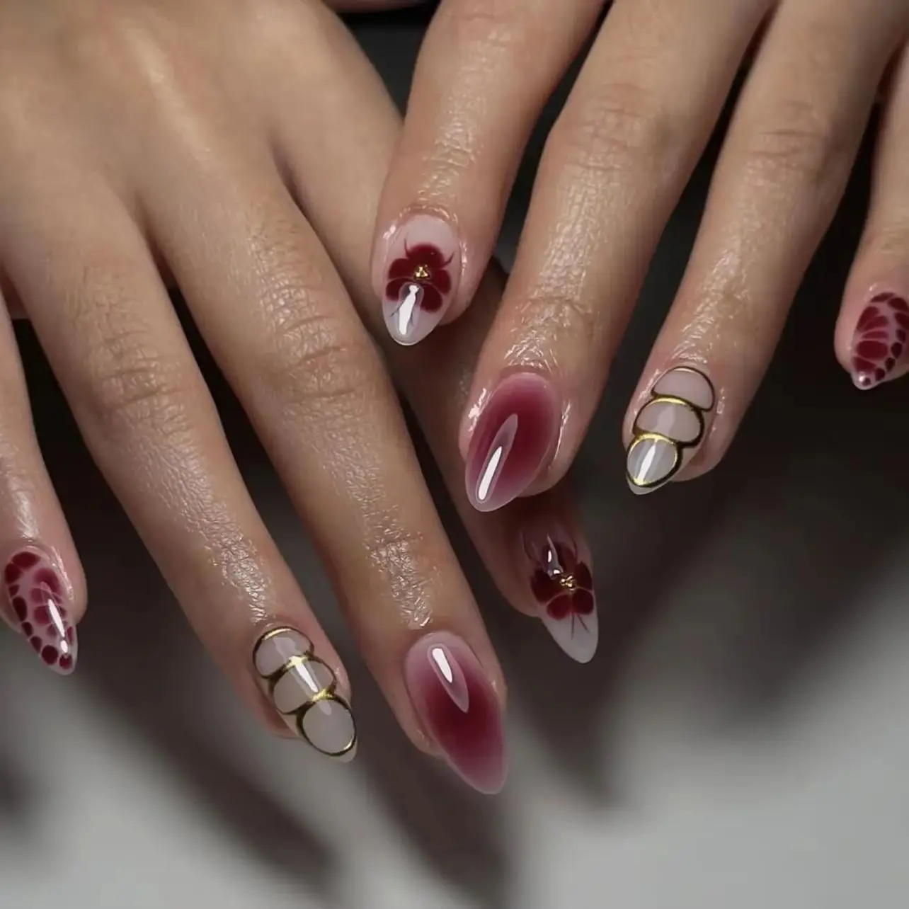 

Wine Red Halo Dyeing Flower Almond Nail Art Snake Print Gold Delicate False Nails Detachable Finished Fake Nails Press on Nails