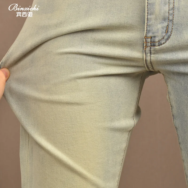 2025年夏 レトロライトカラージーンズ メンズ、ライトラグジュアリーでトレンディ、伸縮性がありスリム、小足、ヴィンテージカジュアルメンズパンツ