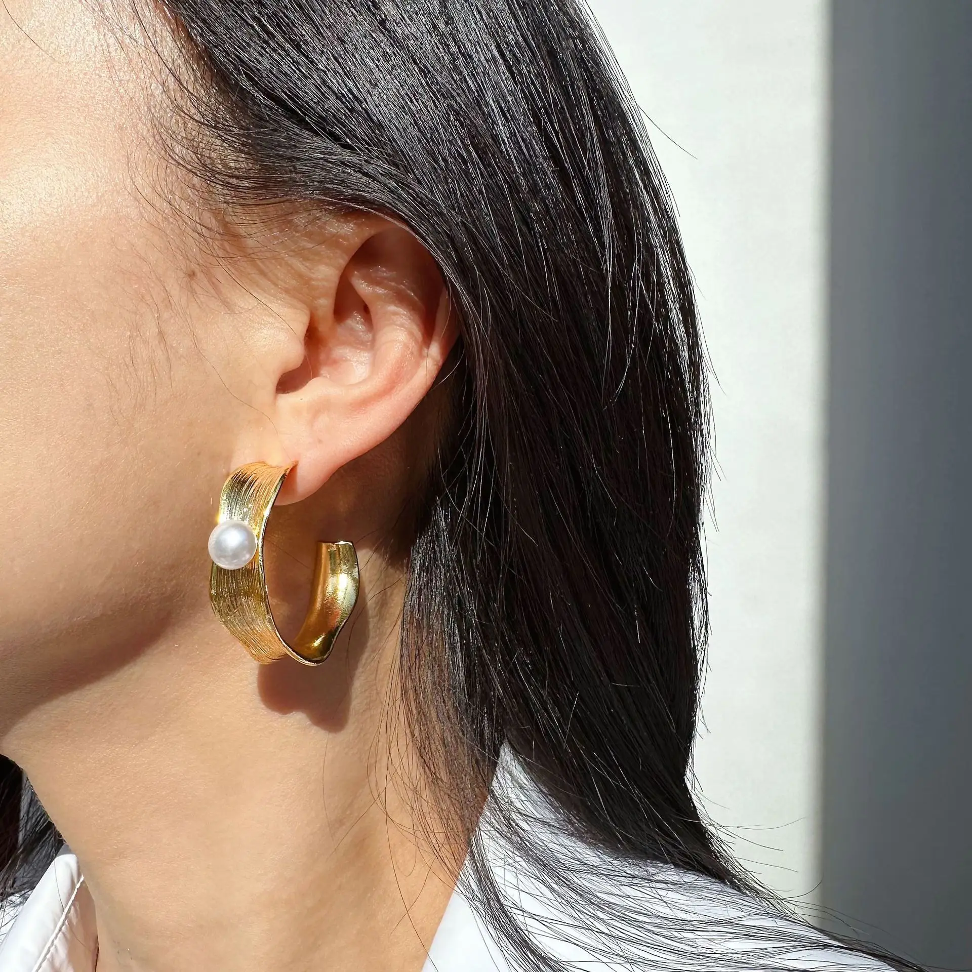 European American Textured Hoop Earrings Niche Design Black Agate Beaded Elegant Minimalist Versatile Fashion Ear Jewelry M854