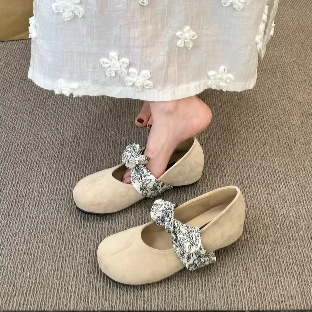 Sapatos retrô de fundo plano mary jane sapatos femininos primavera e verão novo estilo camurça branca boca leve sapato único