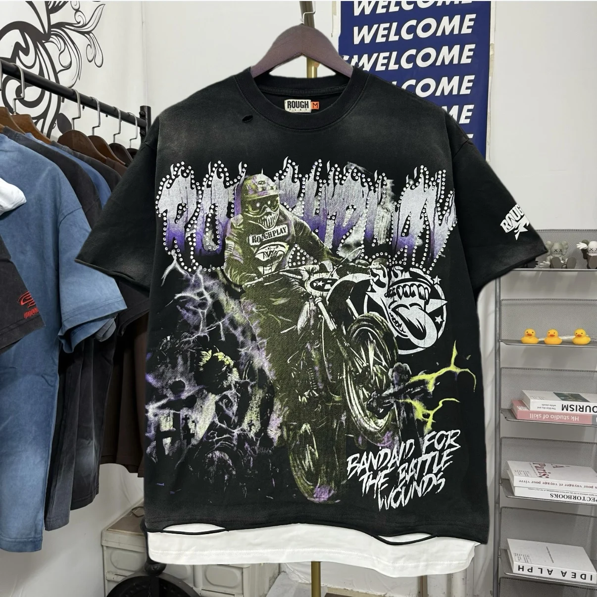 

Футболка из хлопка с принтом Rough Play Devil Motorcycle Knight, стразами, в стиле American High Street, с эффектом потертости и дырками, с элементами косплей-стиля...