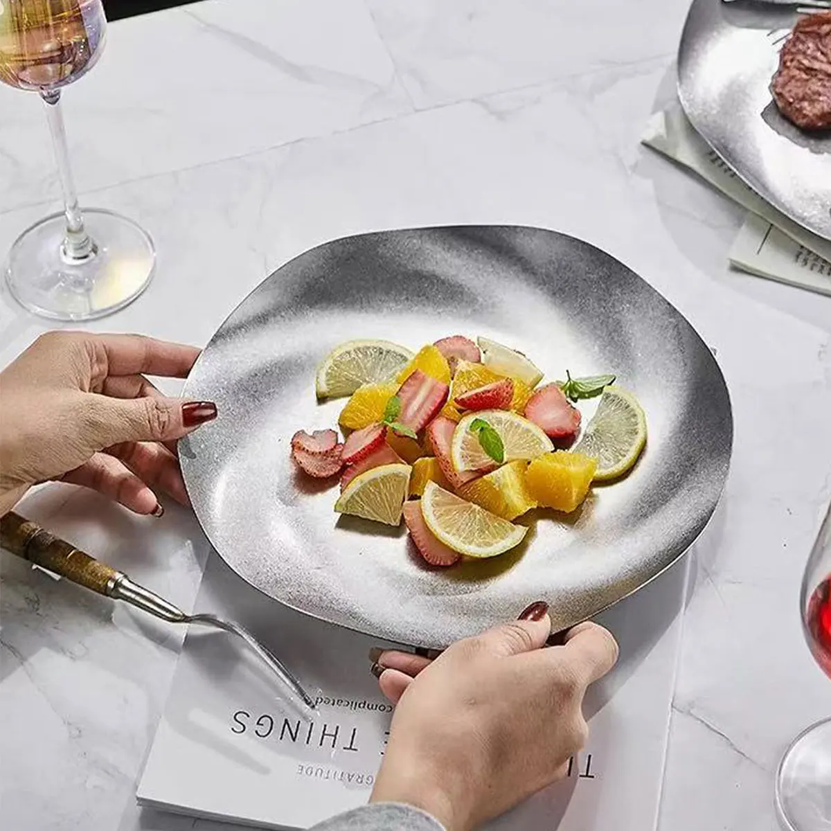 Vintage-Style 304 Stainless Steel Creative Personality Round Plate, Industrial Style Dish Plate, Fruit Plate, Cake Dessert Plate, Presentation Plate, 1 Piece